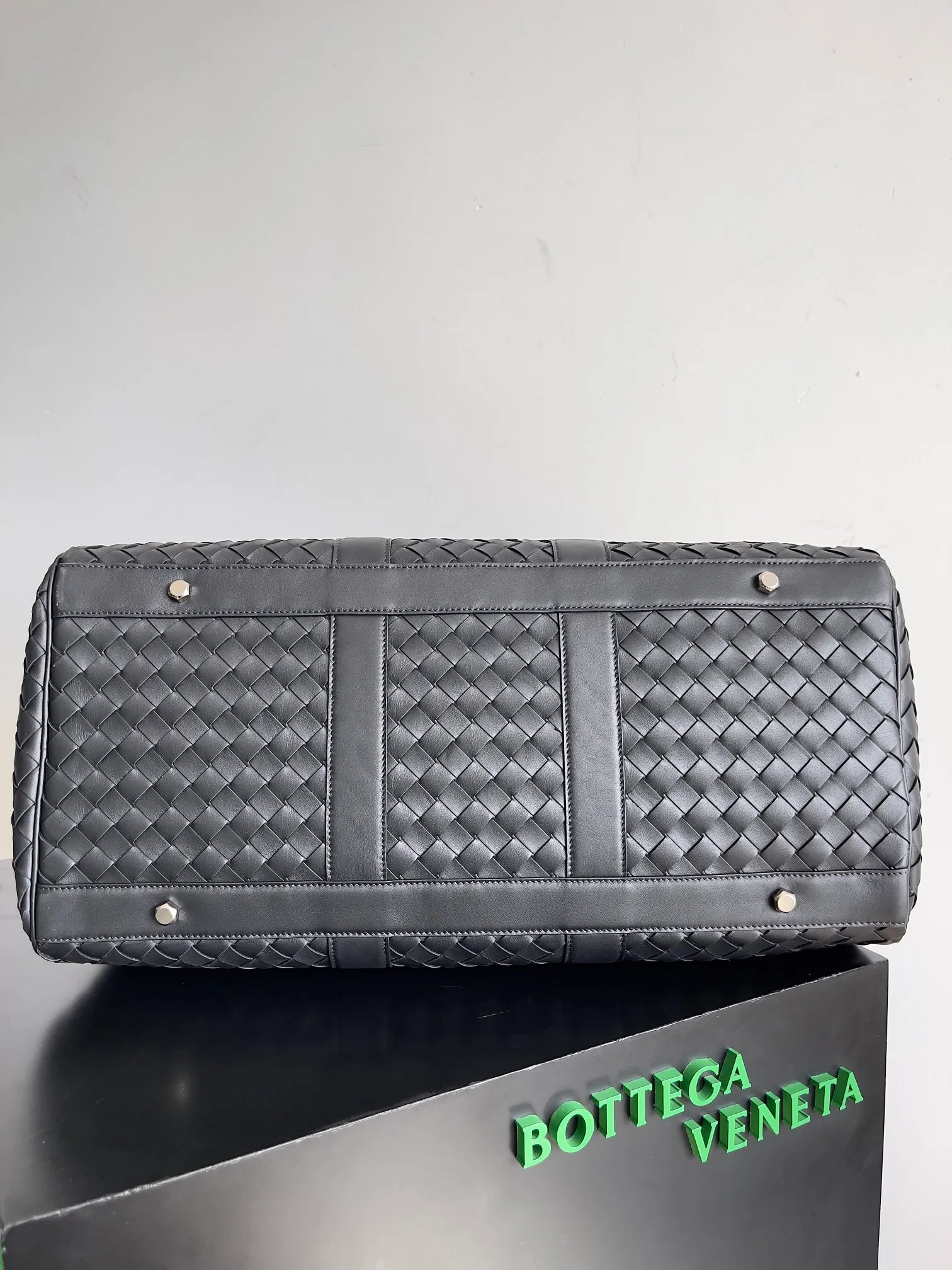 Batch 3560 BV woven large travel bag. A very recognizable travel bag. This travel bag is unique and uses classic weaving technology to make travel exquisite. The large-capacity design meets daily short-distance travel and is very suitable for elites who often travel on business. Style number: 650066 Size: 50*27*24cm